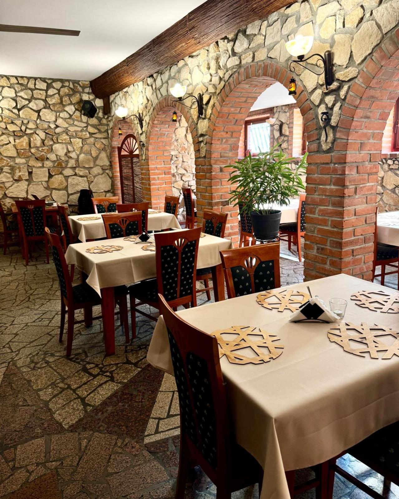 Powidz Lakeside Hotel & Restaurant 외부 사진